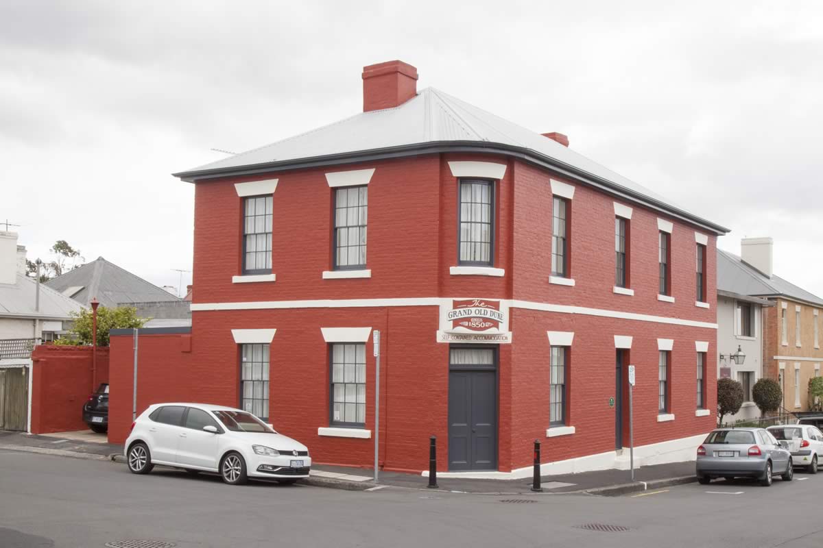 Grand Old Duke Hotel at the corner of Hampden Road and Runnymede Street, leading into Arthur Circus 2015