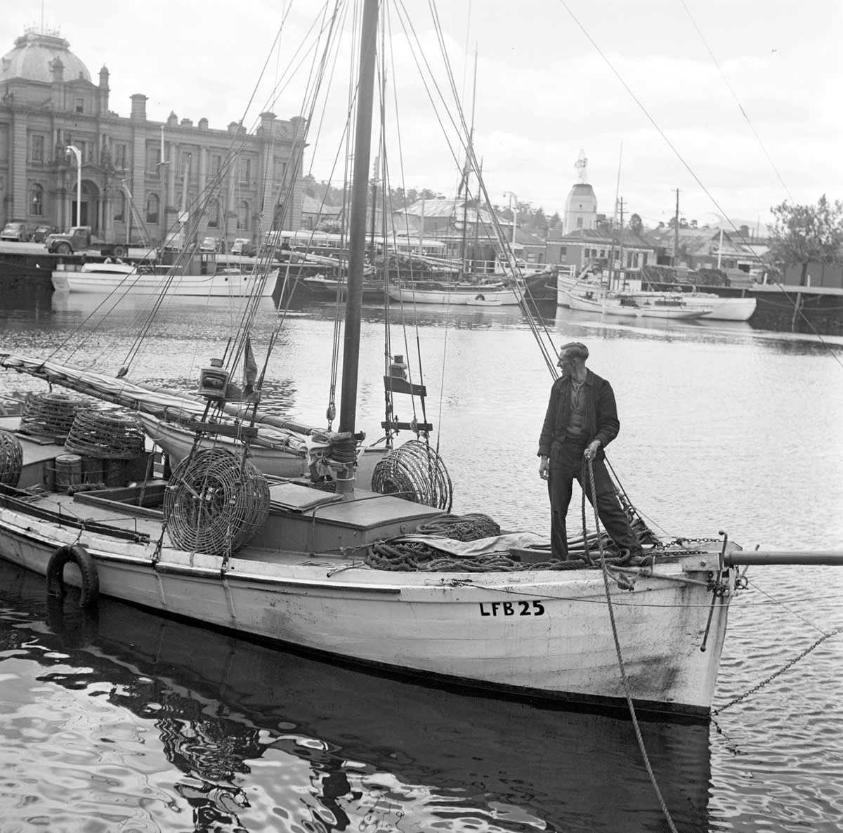 Fishing boat in Constitution Dock 1950s – Hobart wharves
